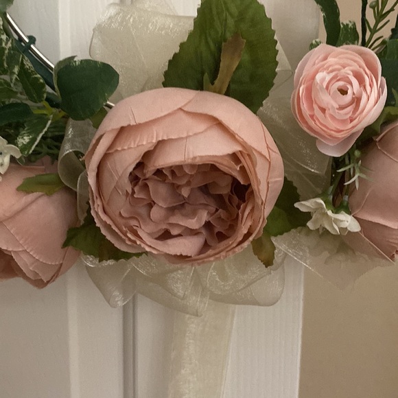 Ring bouquet with pink and champagne colored flowers - Picture 2 of 2